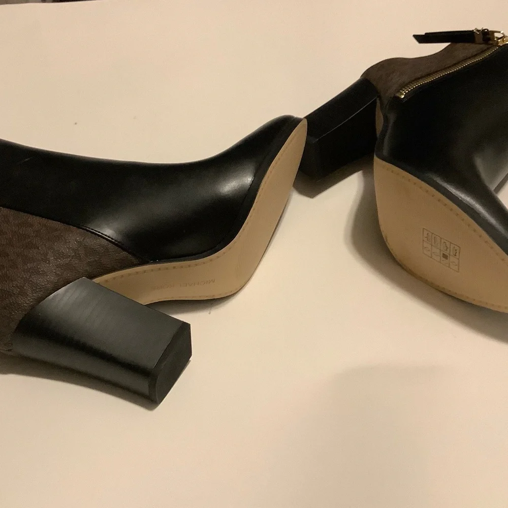 New Britt Signature Logo Trim Ankle Boot - Picture 6 of 7